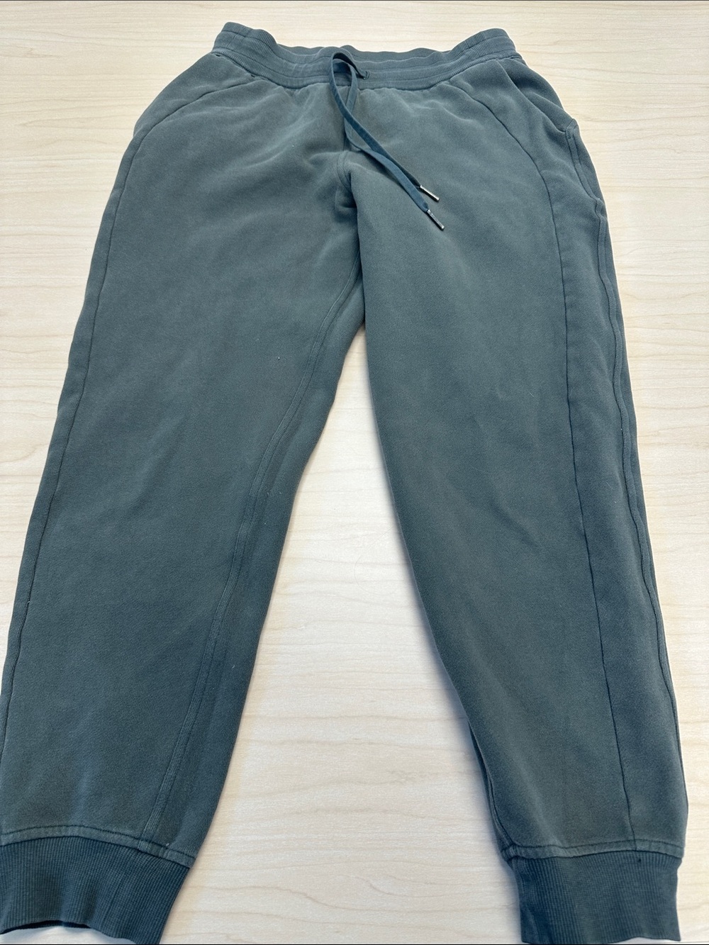 Lululemon olive green joggers size 6, drawstring waist, two front pockets - Picture 9 of 10